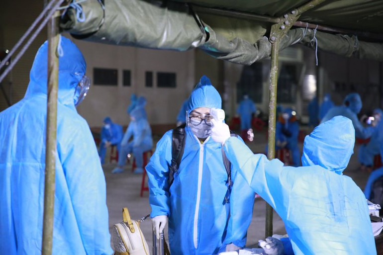 Quảng Nam đón gần 400 người từ tâm dịch về quê -0