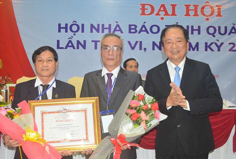 Phó Chủ tịch T.Ư Hội Nhà báo Việt Nam Mai Đức Lộc trao Bằng khen của Hội Nhà báo Việt Nam cho Hội Nhà báo tỉnh Quảng Ngãi vì đã có thành tích xuất sắc giai đoạn 2015-2020. Đại hội Hội Nhà báo tỉnh Quảng Ngãi lần thứ 6 -0