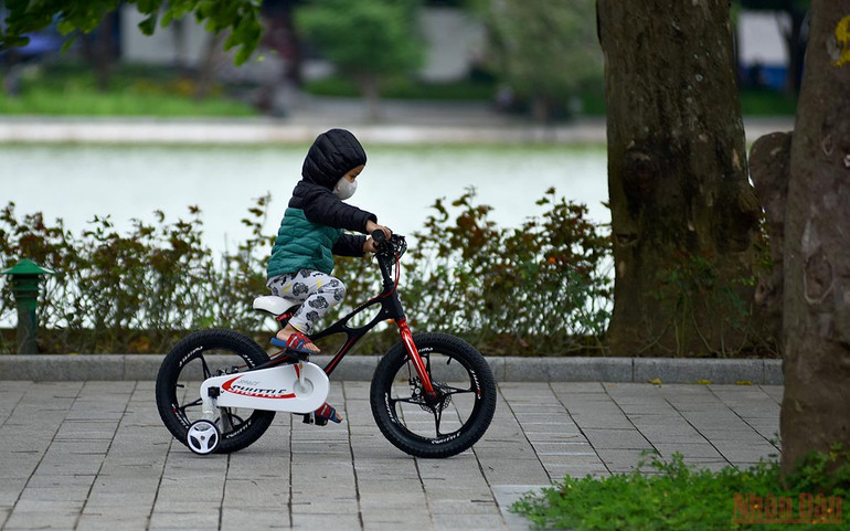 Người Hà Nội co ro trong ngày gió mùa về -0