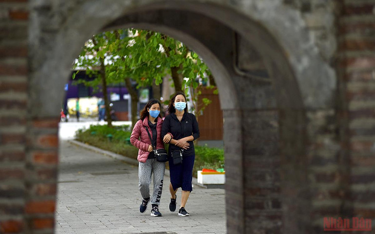 Người Hà Nội co ro trong ngày gió mùa về -0