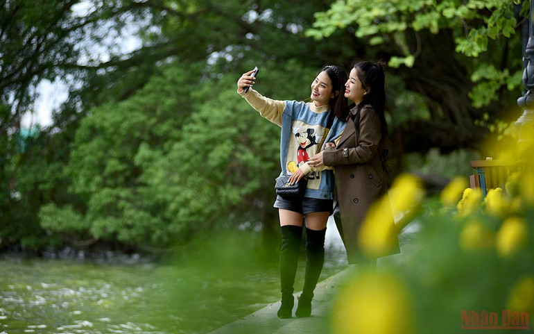 Người Hà Nội co ro trong ngày gió mùa về -0