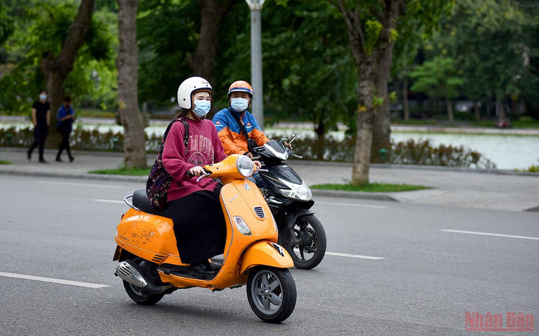 Người Hà Nội co ro trong ngày gió mùa về -0