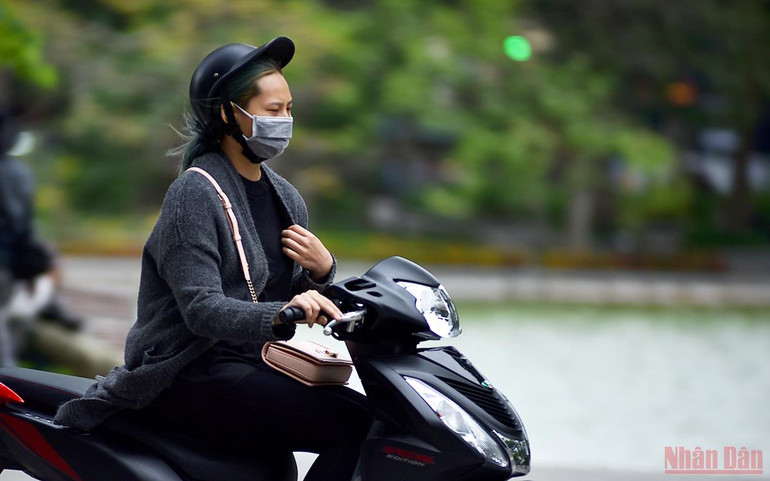 Người Hà Nội co ro trong ngày gió mùa về -0