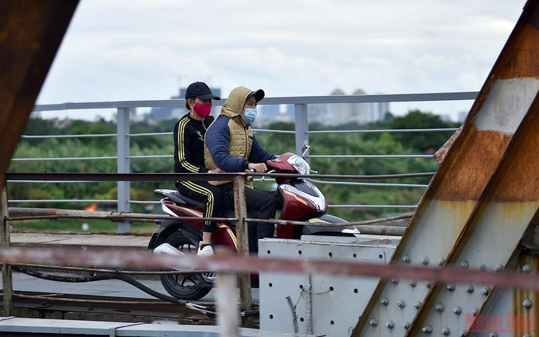 Người Hà Nội co ro trong ngày gió mùa về -0