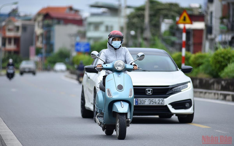 Người Hà Nội co ro trong ngày gió mùa về -0