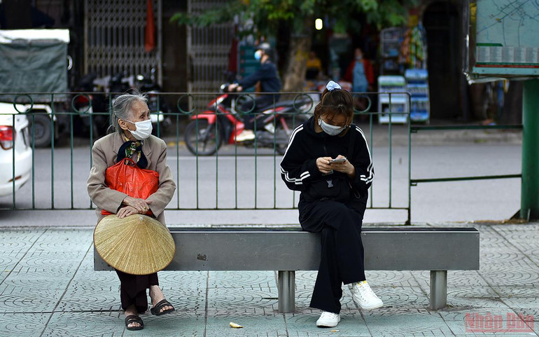 Người Hà Nội co ro trong ngày gió mùa về -0