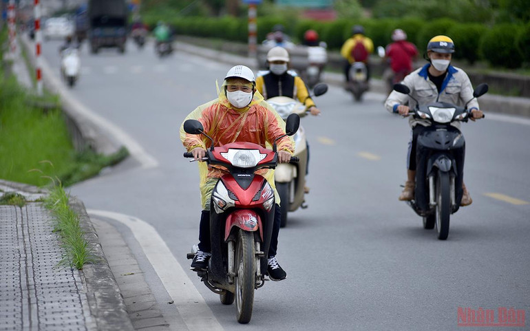 Người Hà Nội co ro trong ngày gió mùa về -0