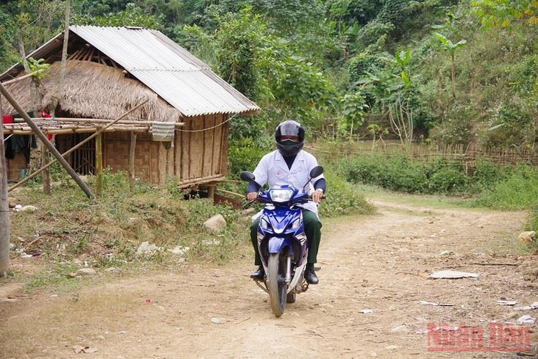 Ngoài khám bệnh, các quân y còn tham gia tuyên truyền lưu động về phòng, chống dịch Covid-19 cho người dân biên giới. Mô hình “Tủ thuốc biên cương” giúp chăm sóc sức khoẻ cho đồng bào biên giới -0
