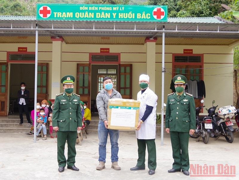 Các nhà hảo tâm tặng thuốc cho Trạm xá quân dân y “Tủ thuốc biên cương” Huồi Bắc thuộc Đồn Biên phòng Mỹ Lý. Mô hình “Tủ thuốc biên cương” giúp chăm sóc sức khoẻ cho đồng bào biên giới -0