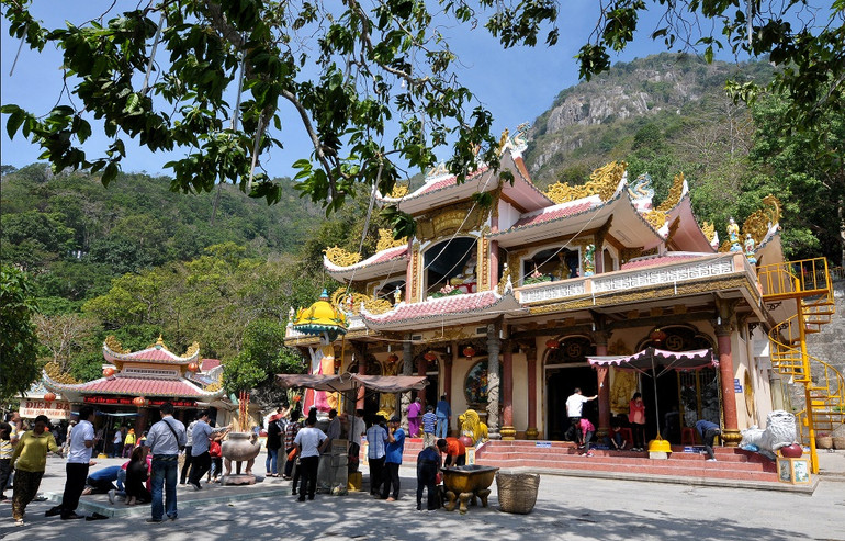 Chùa Linh Sơn Tiên Thạch trên núi Bà Đen thu hút nhiều du khách tham quan và lễ Phật. Khám phá danh thắng núi Bà Đen - Tây Ninh -0