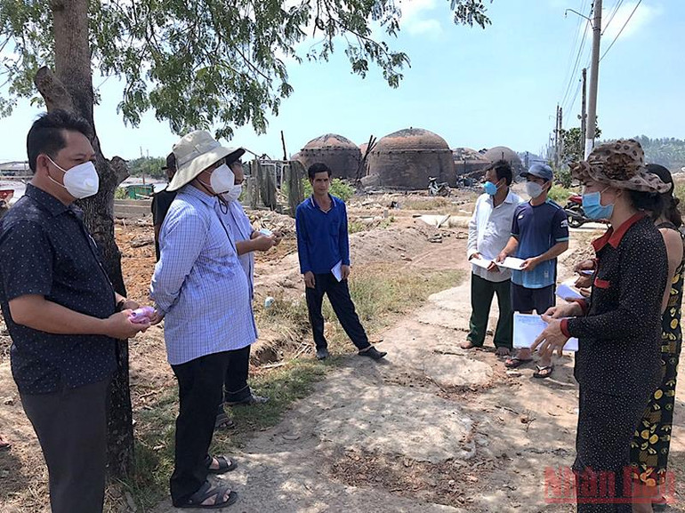 Chính quyền địa phương thăm hỏi, trao hỗ trợ bước đầu cho hộ dân có nhà thiệt hại trong vụ cháy. Vụ cháy tại hợp tác xã hầm than: Cà Mau hỗ trợ xây lại nhà cho dân -0