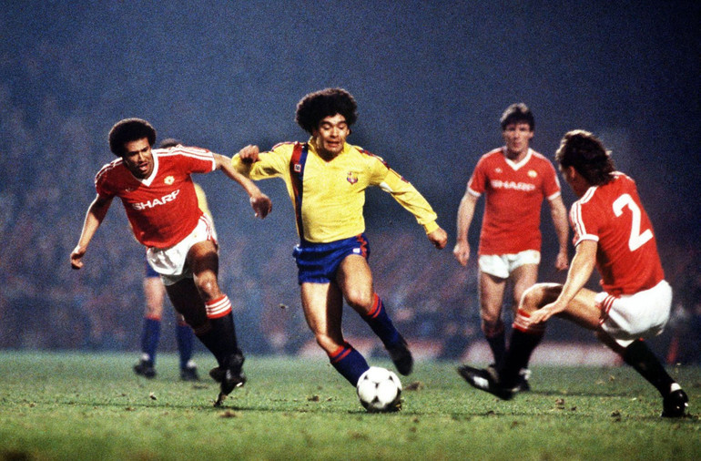 Maradona trong màu áo của Barcelona trong một trận đấu với câu lạc bộ Manchester United năm 1984. (Ảnh: Colorsport/Shutterstock) Cuộc đời và sự nghiệp của huyền thoại Maradona qua ảnh -0