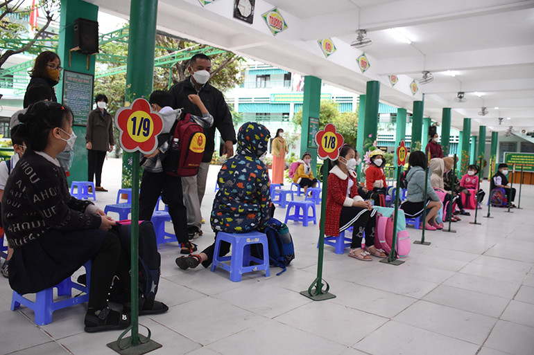 Học sinh lớp 1 tại Đà Nẵng buổi đầu tiên học trực tiếp -0