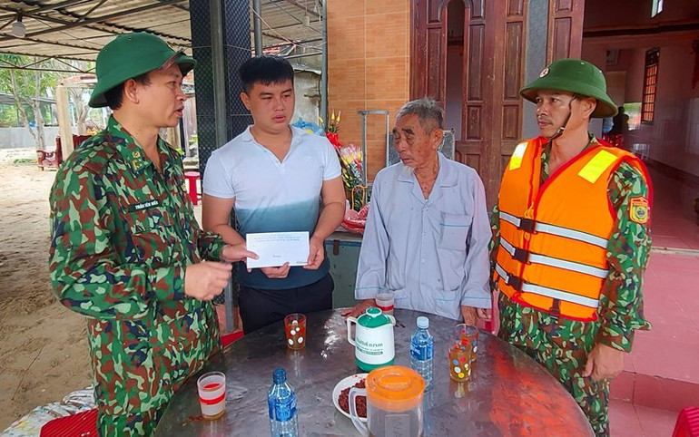 Lãnh đạo Bộ Chỉ huy Bộ đội Biên phòng tỉnh Quảng Nam đến thăm, động viên gia đình nạn nhân. Tìm được thi thể nạn nhân cuối cùng trong tàu cá bị chìm ở Quảng Nam -0