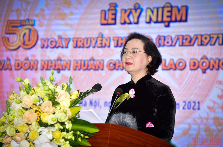 Phát biểu ý kiến tại buổi lễ, Bộ trưởng Nội Vụ Phạm Thị Thanh Trà ghi nhận, biểu dương những thành tựu của Nhà trường và sự nỗ lực cố gắng, truyền thống đoàn kết của các thế hệ cán bộ quản lý, giảng viên, viên chức, người lao động Trường Đại học Nội Vụ Hà Nội, đã không ngừng đổi mới, sáng tạo, phấn đấu hoàn thành xuất sắc nhiệm vụ được giao, góp phần vào sự nghiệp đào tạo nguồn nhân lực cho nền hành chính quốc gia và cho xã hội. (Ảnh: Thành Đạt) Lễ kỷ niệm 50 năm ngày truyền thống trường Đại học Nôi vụ Hà Nội và đón nhận Huân chương Lao động hạng Nhất -5