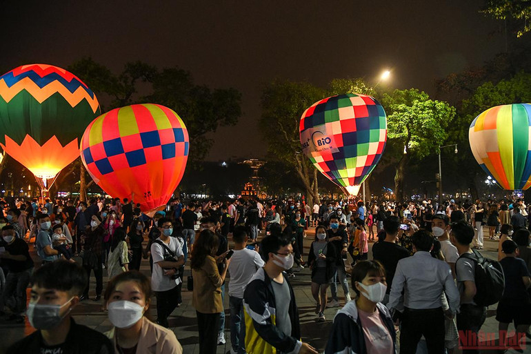 Người Hà Nội vui thích với Lễ hội khinh khí cầu -0