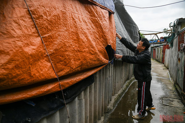 Hà Nội: Người lao động và người vô gia cư căng mình chống chọi với giá rét -0