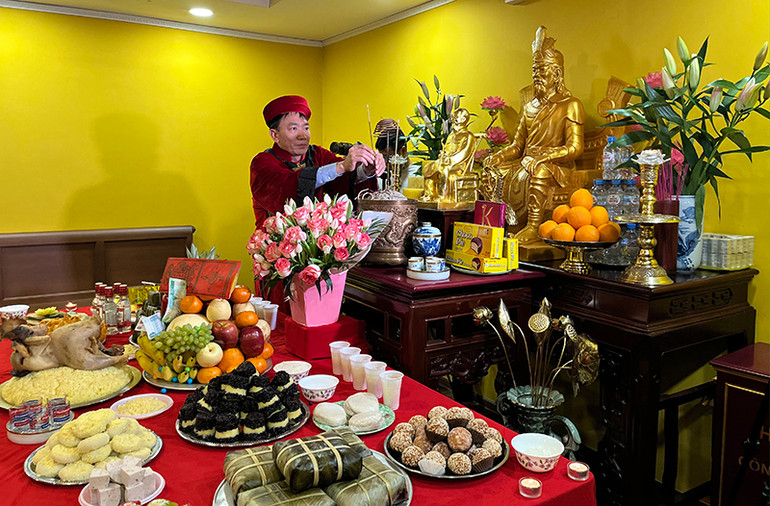 Ông Lê Xuân Kiên, Trưởng Ban Liên lạc Hội đồng hương Vĩnh Phú tại Liên bang Nga, thay mặt bà con dâng hương lên ban thờ Vua Hùng. (Ảnh: QUẾ ANH) Người Việt tại Nga dâng hương tưởng nhớ các Vua Hùng -0
