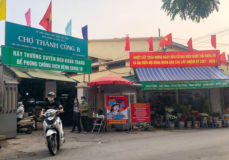 Hà Nội giải tỏa chợ cóc: Nơi nghiêm túc, chỗ lơ là -0