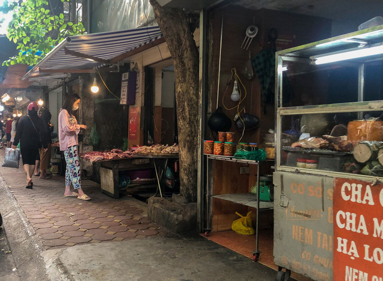 Hà Nội giải tỏa chợ cóc: Nơi nghiêm túc, chỗ lơ là -0