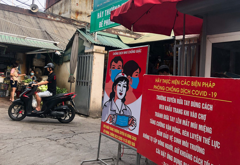 Hà Nội giải tỏa chợ cóc: Nơi nghiêm túc, chỗ lơ là -0