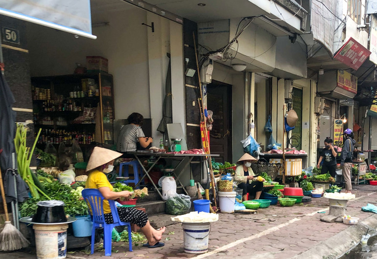 Hà Nội giải tỏa chợ cóc: Nơi nghiêm túc, chỗ lơ là -0