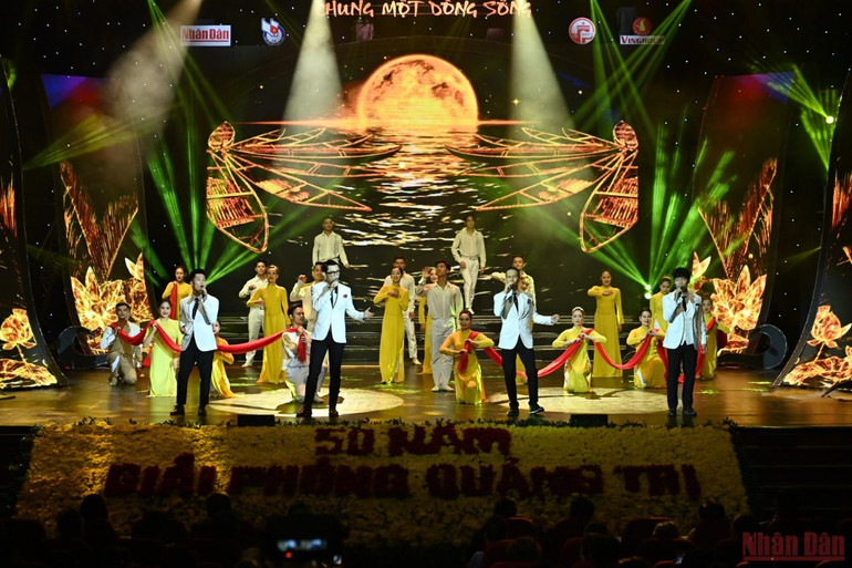 (Ảnh: ĐĂNG KHOA) 21 giờ 3 phút: Vang bản “Tình ca” trên dòng sông Bến Hải -0