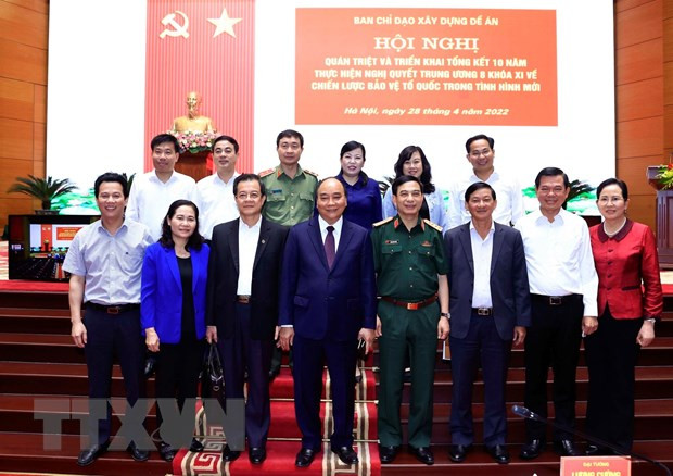 Chủ tịch nước Nguyễn Xuân Phúc với các đại biểu dự hội nghị. (Ảnh: Thống Nhất/TTXVN) Tổng kết 10 năm thực hiện “Chiến lược bảo vệ Tổ quốc trong tình hình mới” -0