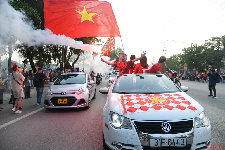 Cổ động viên Việt Nam khuấy động SVĐ Việt Trì trước giờ G -0