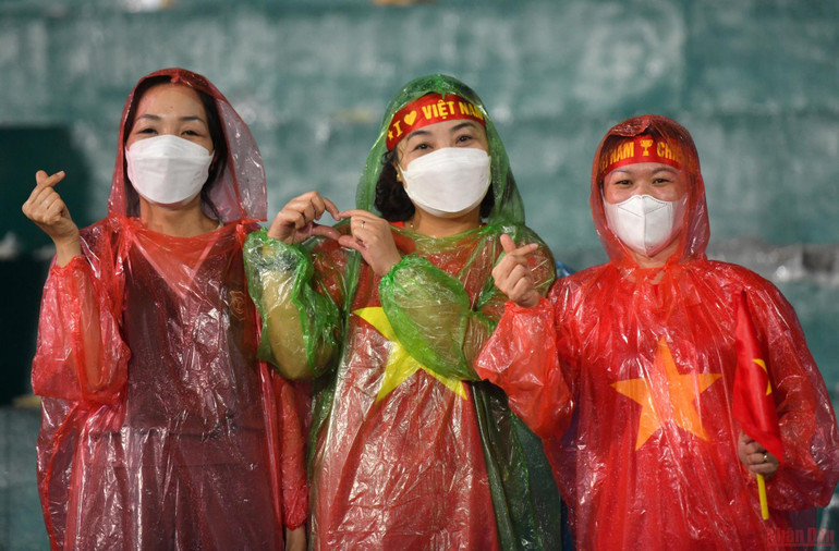 Người hâm mộ vỡ òa tại “chảo lửa” Việt Trì -0