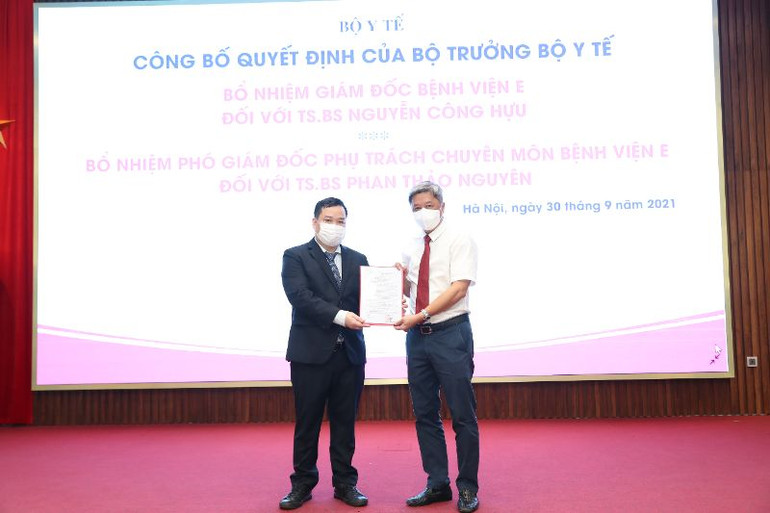 Thứ trưởng Nguyễn Trường Sơn trao quyết định bổ nhiệm Phó Giám đốc phụ trách chuyên môn Bệnh viện E đối với TS, BS Phan Thảo Nguyên. Công bố quyết định bổ nhiệm Giám đốc Bệnh viện E -0