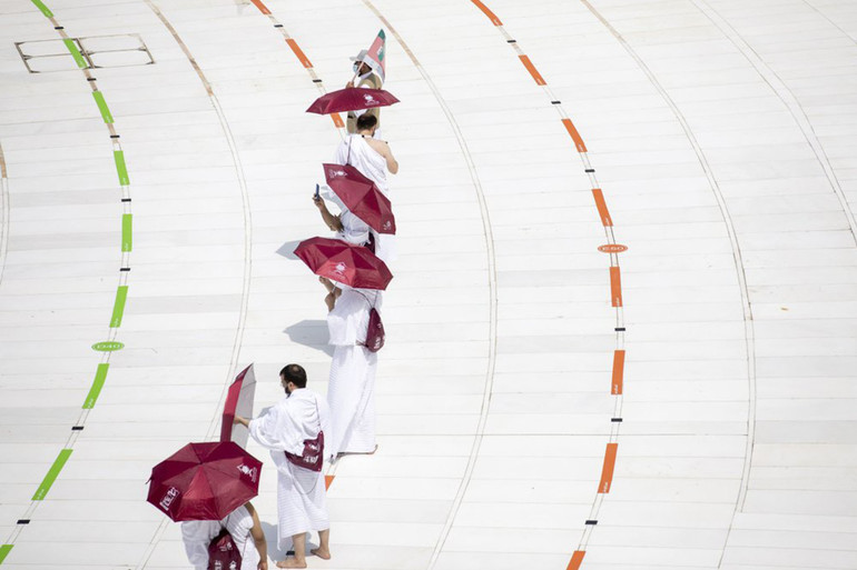 Mọi người di chuyển theo vạch kẻ sẵn. Cuộc hành hương Hajj rất khác của các tín đồ Hồi giáo -5