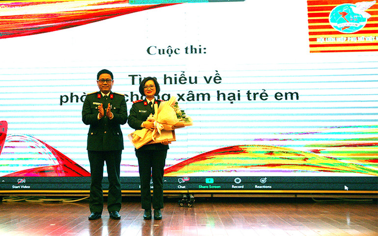 Đại tá Nguyễn Hồng Nguyên - Phó Chánh văn phòng Bộ Công an - trao giải Nhì cho tác giả Nguyễn Thị Kim Chi Kết quả tổ chức Cuộc thi trắc nghiệm trực tuyến “Tìm hiểu về phòng, chống xâm hại trẻ em” -0