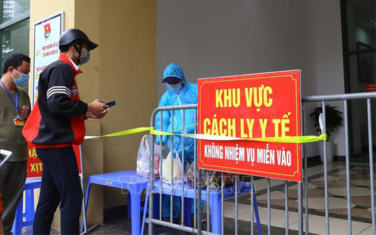 Lối vào toà nhà HH01A chung cư New Horizon City luôn có lực lượng chức năng túc trực. Hà Nội phong tỏa khu chung cư liên quan đến ca nghi mắc Covid-19 -1