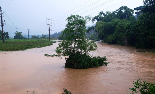 Mưa lớn làm sạt lở đất, ách tắc giao thông ở Lào Cai -0