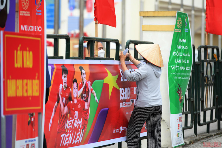 Vé “chợ đen” hạ nhiệt, cổ động viên tiếp tục nhuộm đỏ chảo lửa Việt Trì -0