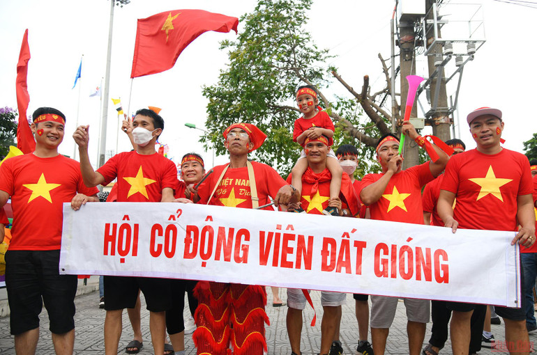 Vé “chợ đen” hạ nhiệt, cổ động viên tiếp tục nhuộm đỏ chảo lửa Việt Trì -0