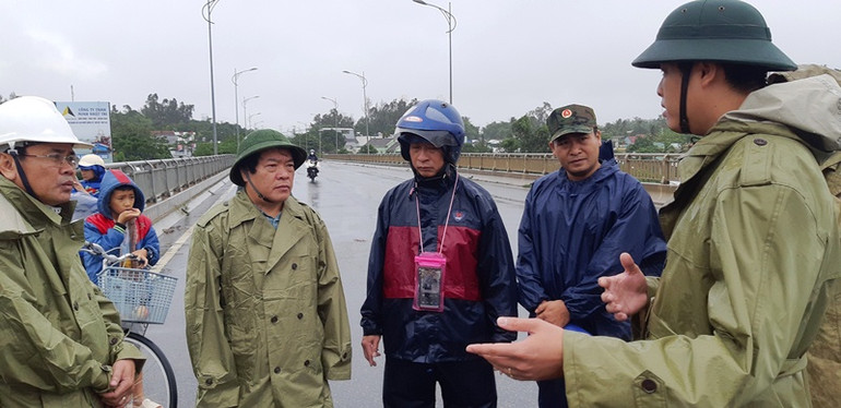 Phó Chủ tịch UBND tỉnh Quảng Ngãi Võ Phiên (thứ hai từ trái sang), kiểm tra công tác phòng, chống bão số 6 tại huyện Bình Sơn. Nhiều tàu cá của ngư dân Quảng Ngãi bị nạn trên biển -0