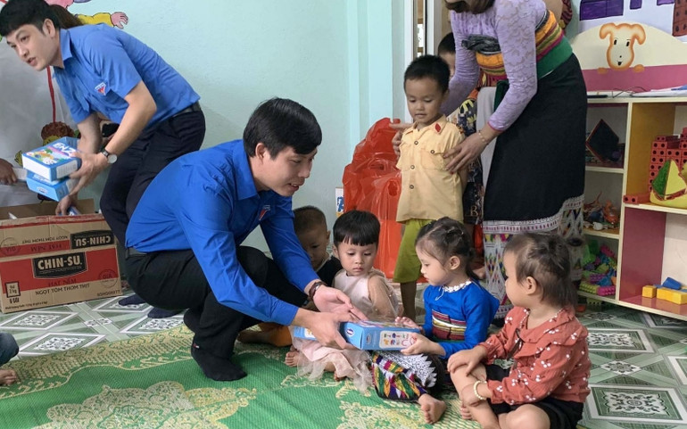 Lãnh đạo Tỉnh đoàn Thanh Hóa tặng quà cho học sinh mầm non. Khánh thành điểm trường cho trẻ vùng cao học tập -0
