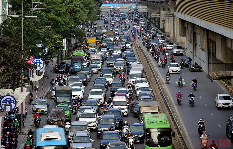 Hà Nội: Người dân lỉnh kỉnh đồ đạc về quê ăn Tết, nhiều tuyến đường ùn ứ -0