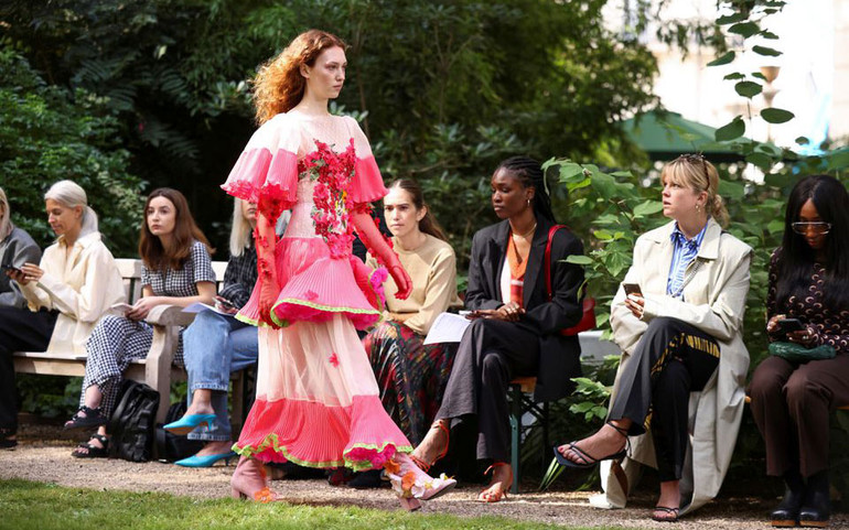 Sàn catwalk rực rỡ sắc màu trở lại tại Tuần lễ Thời trang London -0