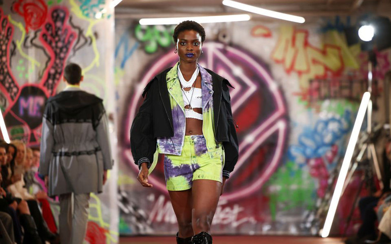 Sàn catwalk rực rỡ sắc màu trở lại tại Tuần lễ Thời trang London -0