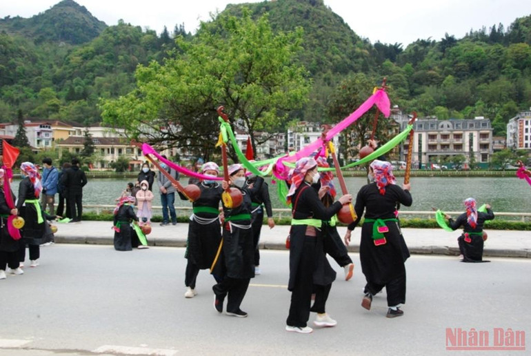 Tưng bừng canaval đường phố Sa Pa -0