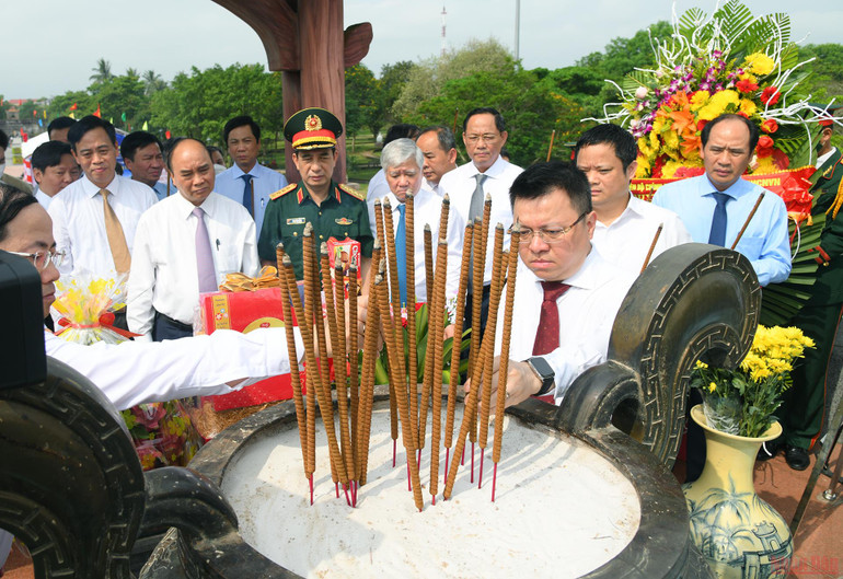 Ủy viên Trung ương Đảng, Tổng Biên tập Báo Nhân Dân, Phó trưởng Ban Tuyên giáo Trung ương, Chủ tịch Hội Nhà báo Việt Nam Lê Quốc Minh dâng hương tưởng niệm các anh hùng liệt sĩ tại Thành cổ Quảng Trị. (Ảnh: THÀNH ĐẠT) Chủ tịch nước Nguyễn Xuân Phúc dâng hương Thành cổ Quảng Trị và Khu lưu niệm Tổng Bí thư Lê Duẩn -0