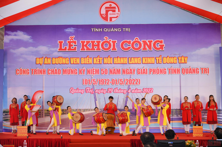 Các tiết mục văn nghệ chào mừng. (Ảnh: THÀNH ĐẠT) Chủ tịch nước Nguyễn Xuân Phúc dâng hương Thành cổ Quảng Trị và Khu lưu niệm Tổng Bí thư Lê Duẩn -0