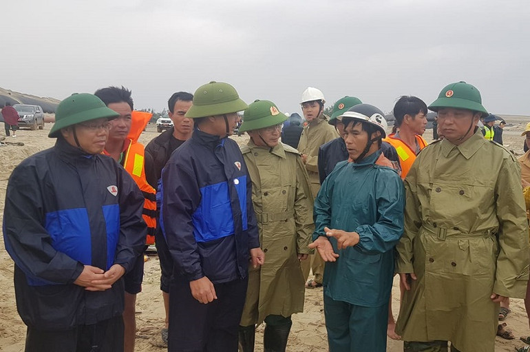 Ông Võ Văn Thụ (đội mũ bảo hiểm) - chủ nhóm cứu hộ đang trình bày phương án cứu hộ với lãnh đạo tỉnh Quảng Trị và lãnh đạo Quân khu 4. Sáng nay tiếp tục cứu tám thuyền viên trên tàu Vietship 01 -0