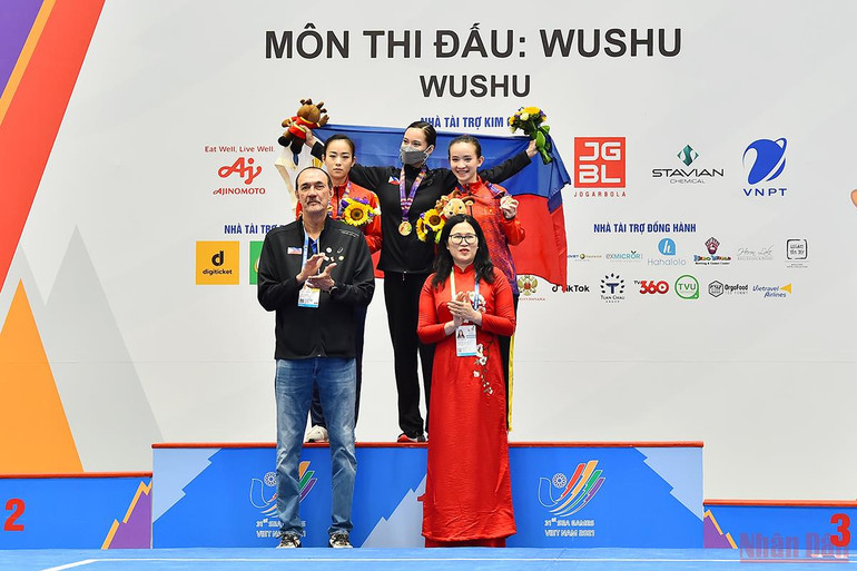 Lễ trao huy chương tại nội dung thái cực kiếm nữ. Đội taolu wushu Việt Nam hoàn thành nhiệm vụ tại SEA Games 31 -0