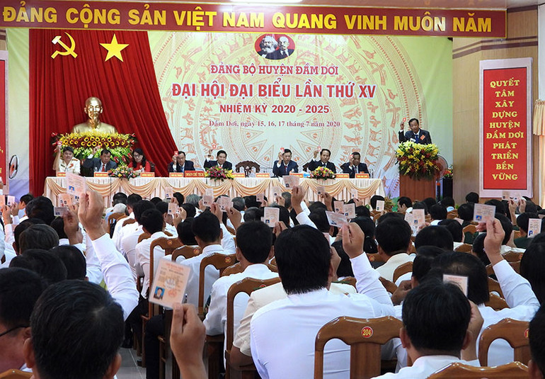 Đảng bộ huyện Đầm Dơi biểu quyết thông qua các chỉ tiêu, chương trình hành động nhiệm kỳ mới. Trực tiếp bầu bí thư cấp ủy huyện ở Cà Mau -0