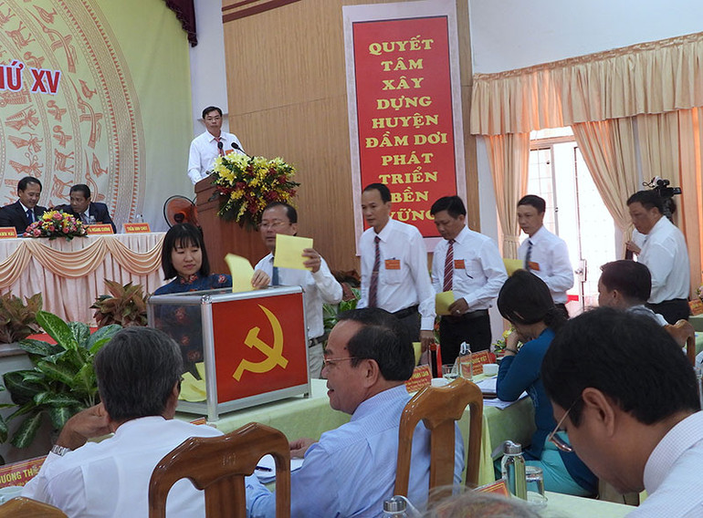 Đại biểu Đảng bộ huyện Đầm Dơi bầu đoàn đại biểu đi dự đại hội cấp trên. Trực tiếp bầu bí thư cấp ủy huyện ở Cà Mau -0