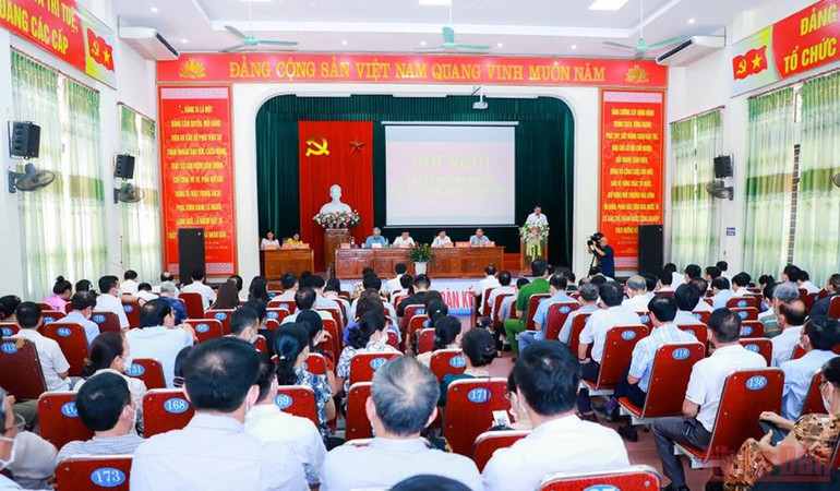 Chủ tịch Ủy ban Trung ương Mặt trận Tổ quốc Việt Nam Đỗ Văn Chiến tiếp xúc cử trị tại thành phố Vinh. Chủ tịch Ủy ban Trung ương Mặt trận Tổ quốc Việt Nam Đỗ Văn Chiến tiếp xúc cử tri ở Nghệ An -0